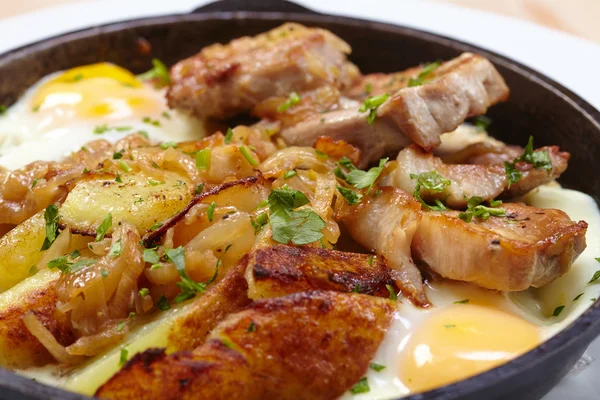 Carne frita con patatas —  Fotos de Stock