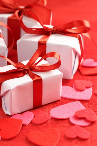 Cajas de regalo con cintas rojas — Foto de Stock