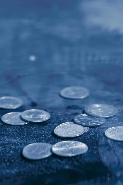 Monedas bajo el agua — Foto de Stock