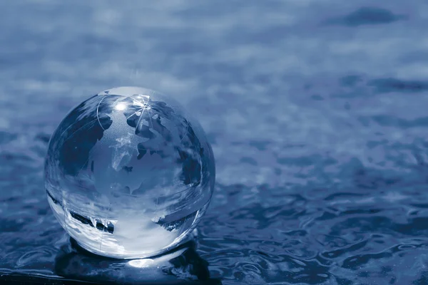 Globe en verre sur bleu — Photo
