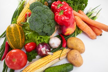 beyaz üzerine taze sebze