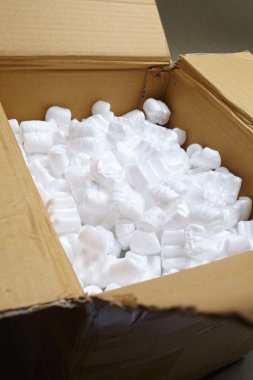 karton kutu ile beyaz paketleme dolum 