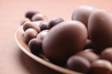 Çikolata Paskalya yumurtaları kazık, yakın çekim