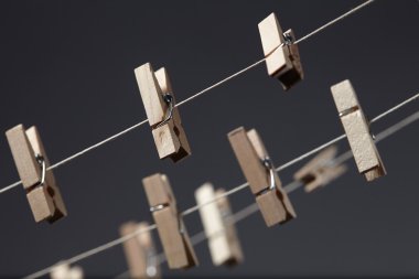 bir halat üzerinde ahşap clothespins dönüştürün