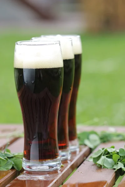 Sklenice černého piva — Stock fotografie