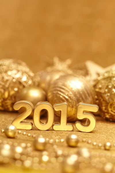 Nieuwjaar Decoratieve Cijfers Met Gouden Kerstballen — Stockfoto