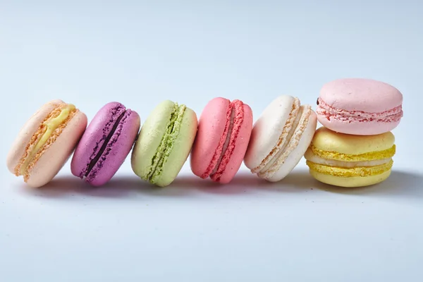 Macaroons saborosos no fundo — Fotografia de Stock