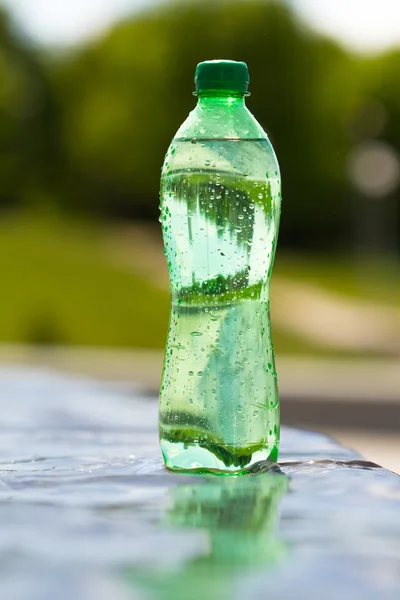 Água em garrafa de plástico — Fotografia de Stock