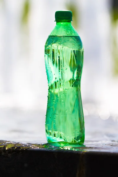 Woda Zielone Butelki Tworzywa Sztucznego Bliska — Zdjęcie stockowe
