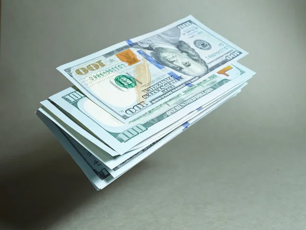 Літаючих банкнот доларів — стокове фото