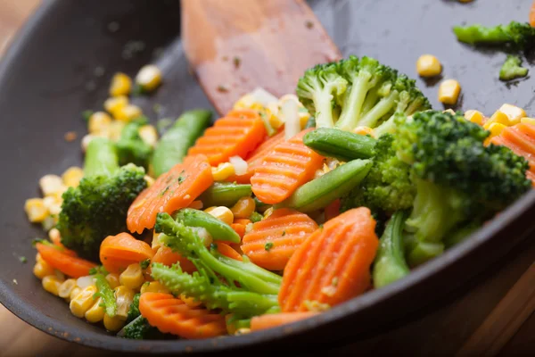 Stekt grönsaker på pan — Stockfoto