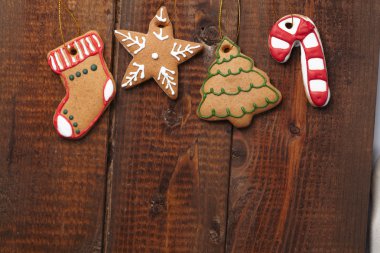 Ahşap arka planda noel kurabiyeleri