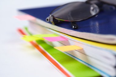 renkli sekmeleri ve gözlük