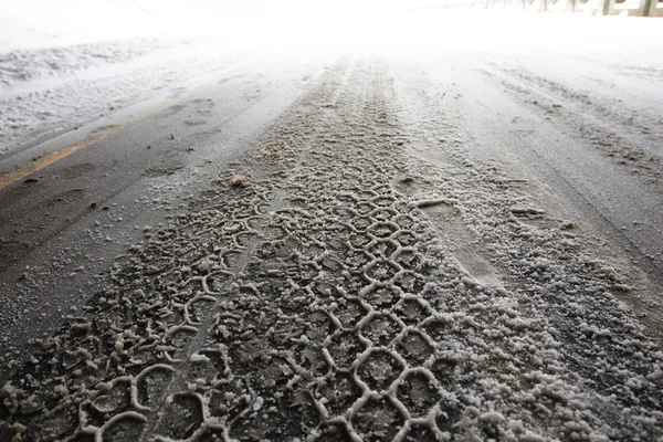 Rastros Neumáticos Coche Con Nieve Fresca Blanca Sobre Asfalto —  Fotos de Stock