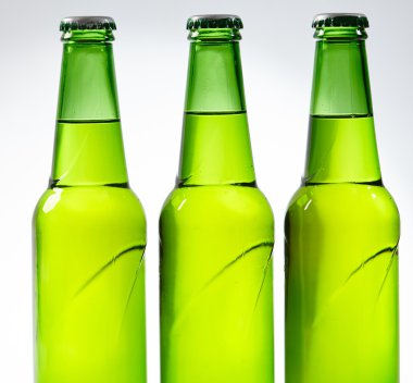 Yeşil bira şişeleri