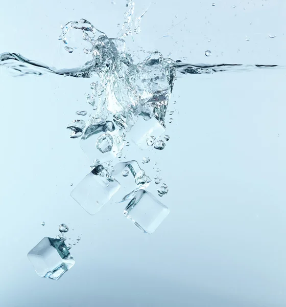 Cubos de hielo en el agua — Foto de Stock