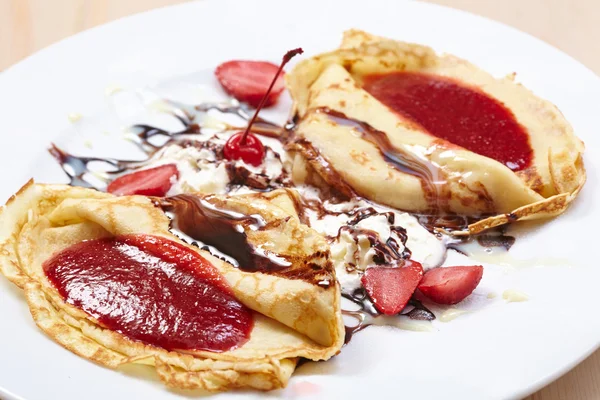 Pancakes with jam on plate — Stock Photo, Image