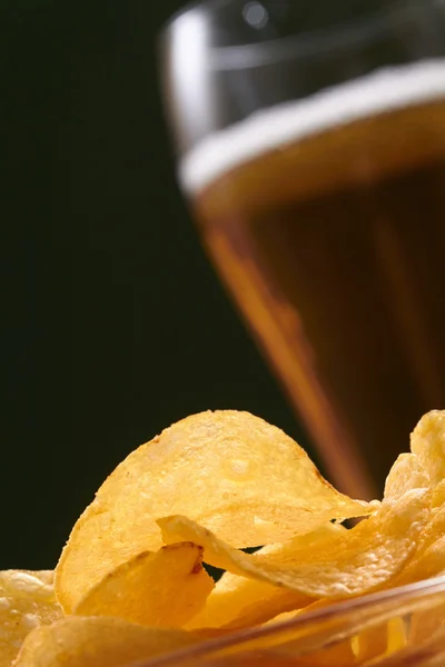 Patatas fritas y cerveza — Foto de Stock