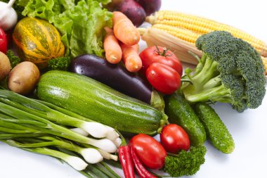 beyaz üzerine taze sebze