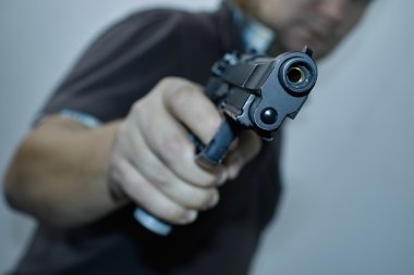 tabancalı yetişkin adam