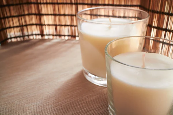 Witte kaarsen op tafel — Stockfoto