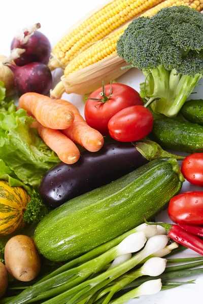 Verduras frescas sobre blanco —  Fotos de Stock