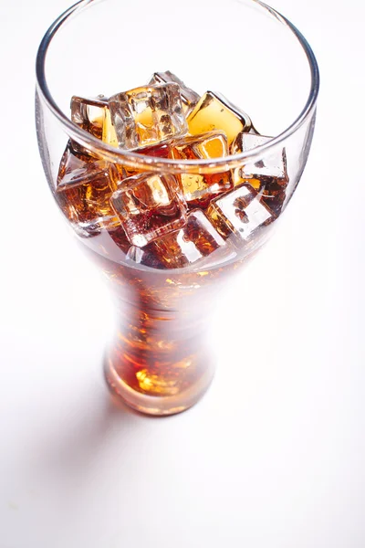 Cola mit Eiswürfeln — Stockfoto