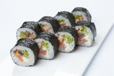 Beyaz tabakta lezzetli suşi