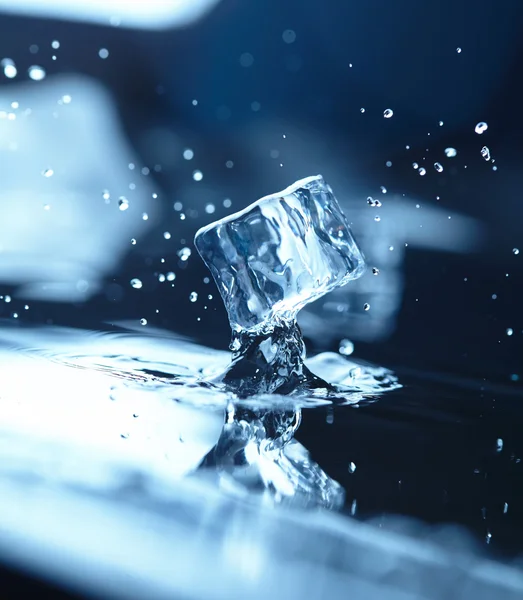Küpleri ile su sıçrama — Stok fotoğraf