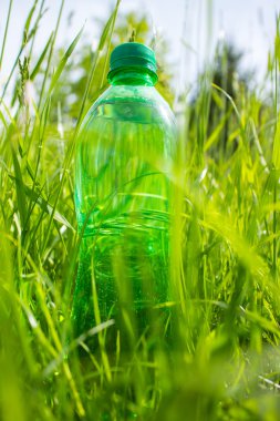 çim şişede su
