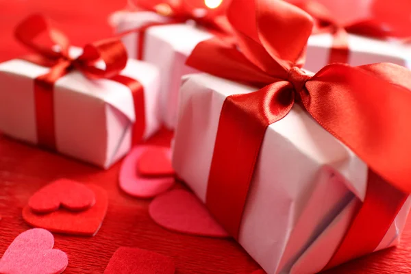 Подарункові коробки з червоними стрічками — стокове фото
