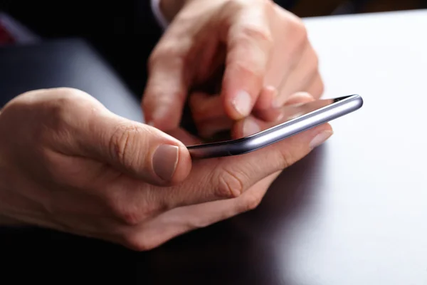 Homme d'affaires avec téléphone portable — Photo