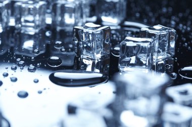 küpleri ile su sıçrama