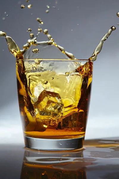 Verre de whisky avec glace — Photo