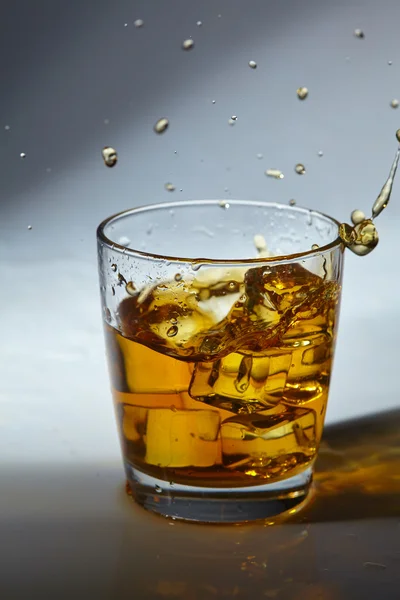 Bicchiere di whisky con ghiaccio — Foto Stock