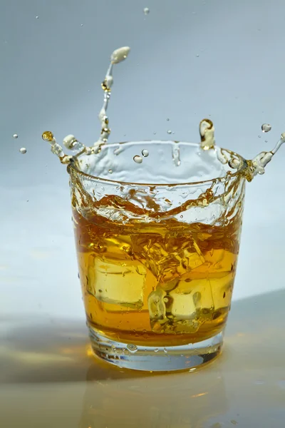 Glas Whisky mit Eis — Stockfoto