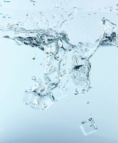 Eiswürfel im Wasser — Stockfoto