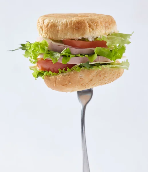 Smakelijke sandwich met vork — Stockfoto
