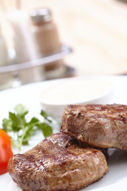 Lezzetli biftek sosu ile