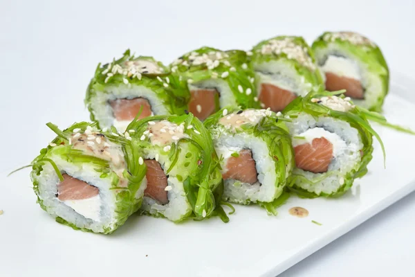 Sabrosos rollos de sushi japonés — Foto de Stock