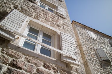 Windows ile eski taş ev