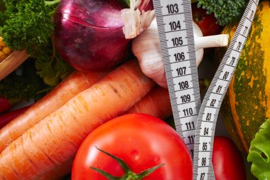 Ölçü bandı ile taze sebze