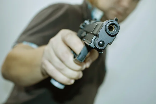 Hombre con arma en la mano —  Fotos de Stock