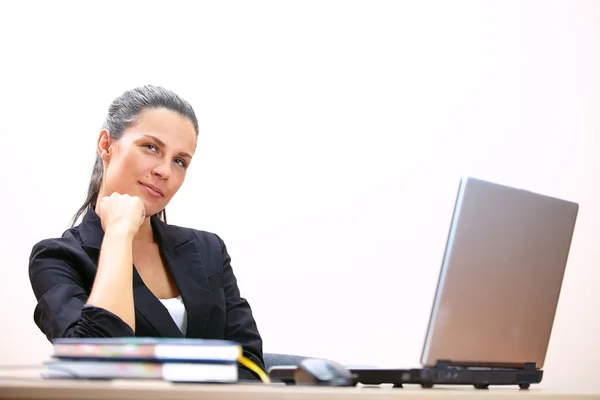 Mooie jonge zakenvrouw met laptop — Stockfoto