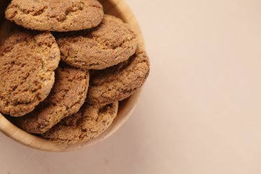 Ahşap kase yulaf ezmeli kurabiye