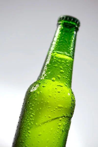 滴と緑のビールボトル — ストック写真