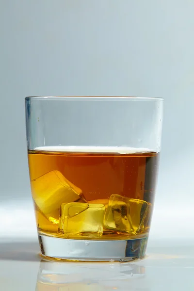 Whiskey with ice cubes in glass — Stock Photo, Image