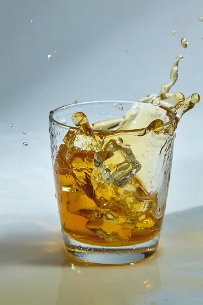Whisky z kostkami lodu w szkle — Zdjęcie stockowe