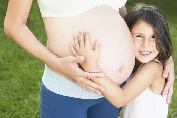 Gravida kvinnor i naturen — Stockfoto