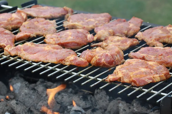 Bloedige nek op de barbecue — Stockfoto